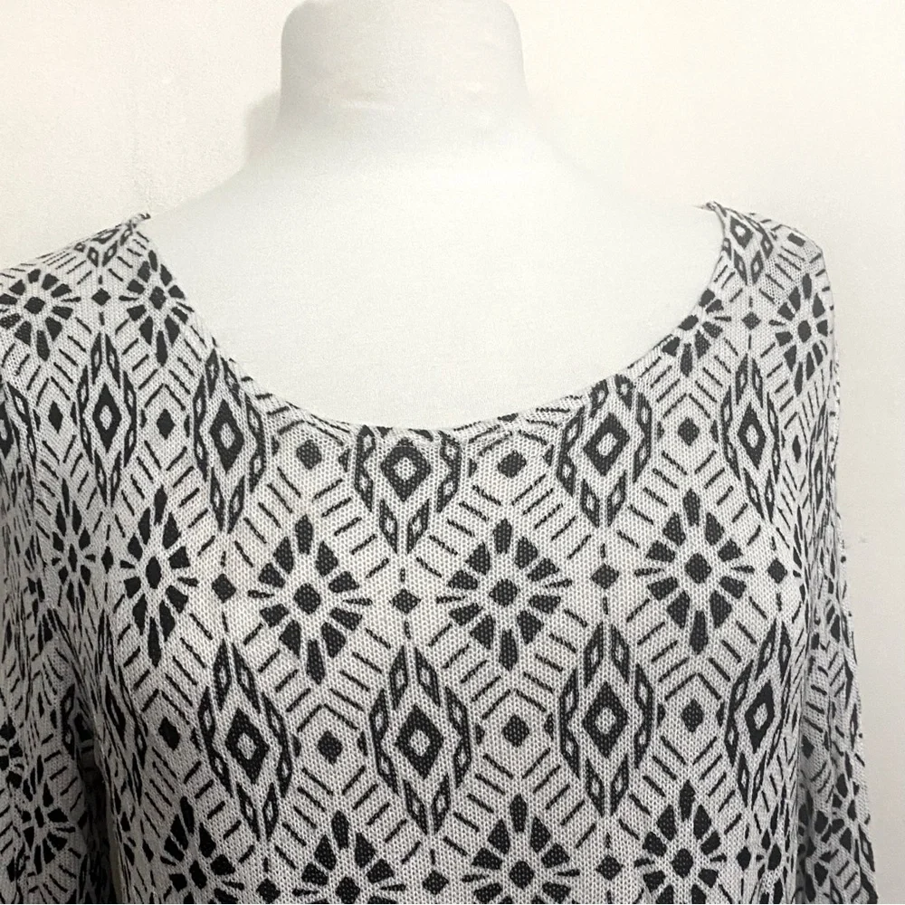 H&M DIVIDED wide crochet hem lightweight loose weave graphic print sweater M